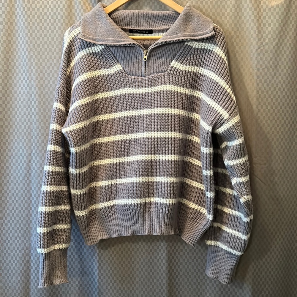 Like New! Simplee Gray & White  Sweater